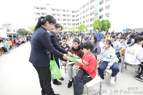 【守護(hù)青春·陽(yáng)光成長(zhǎng)】桂平市預(yù)防青少年違法犯罪宣傳進(jìn)校園活動(dòng)順利開(kāi)展！
