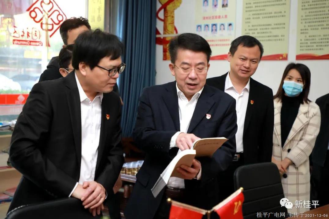 韋慶強(qiáng)走進(jìn)社區(qū),、企業(yè)開展“難點(diǎn)問題書記一線辦”活動(dòng)