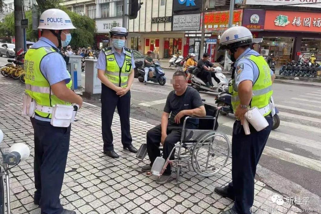 老人回不了家急哭 桂平交警及時(shí)幫忙