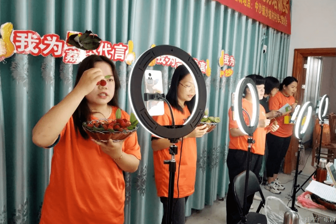 桂平：電商培訓(xùn)進(jìn)鄉(xiāng)村 直播帶貨促振興