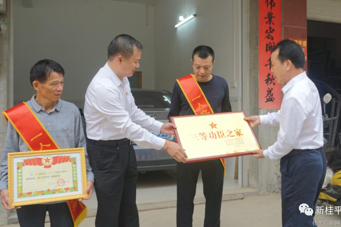 市領(lǐng)導(dǎo)為榮立“三等功”現(xiàn)役軍人家屬送喜報(bào)