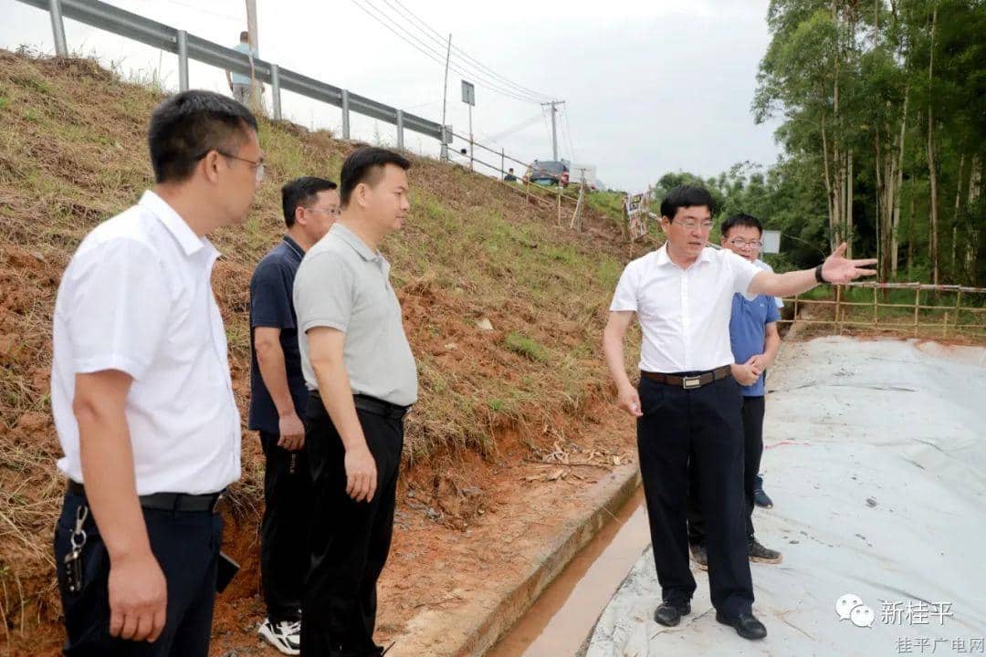 朱會(huì)東到桂平市江口鎮(zhèn)檢查水毀工程修復(fù)加固工作