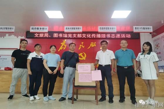 “品讀紅色經(jīng)典 喜迎二十大”文化志愿者開(kāi)展送書進(jìn)社區(qū)