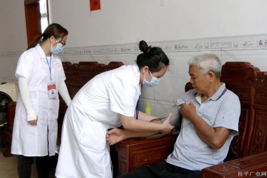 市督查和績(jī)效辦和下灣鎮(zhèn)全力推進(jìn)60歲以上老人新冠病毒疫苗接種工作