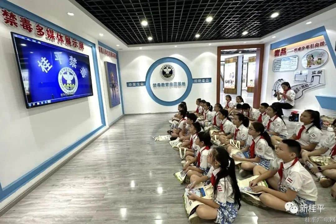 桂平市組織近3000名青少年學(xué)生參觀禁毒教育基地