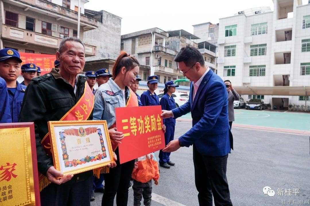 桂平市為榮立三等功消防員家庭送上喜報(bào)