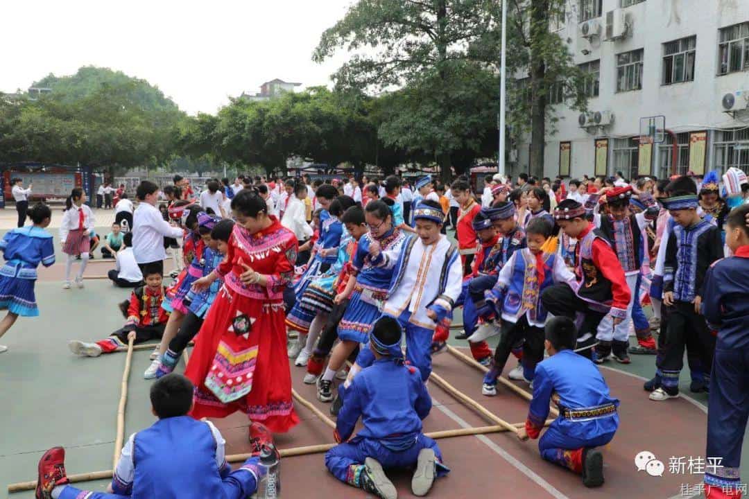 【三月三】民族團(tuán)結(jié)我同行 各族師生一家親——桂平市西山鎮(zhèn)中心小學(xué)開展“壯族三月三”主題系列活動(dòng)