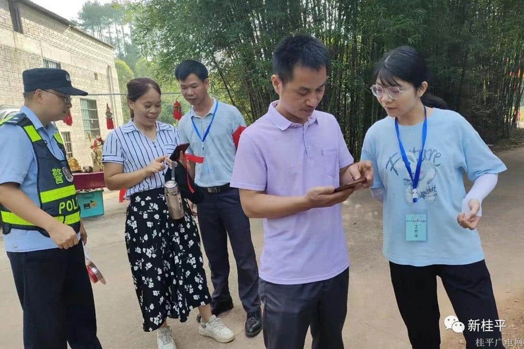 反詐宣傳進廟會 守好群眾“錢袋子”