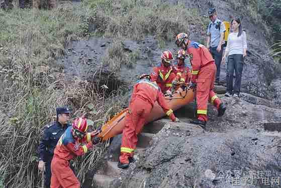 游客登山摔傷被困 桂平消防員接力2小時(shí)救出