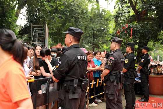 歡樂(lè)潑水警民同樂(lè) 桂平公安全程護(hù)航