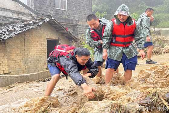 聞“汛”而動 桂平市森林消防隊趕赴暴雨核心區(qū)域搶險救援