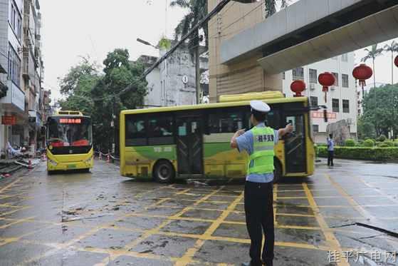 高考倒計(jì)時(shí) 桂平交警開啟“護(hù)航模式”