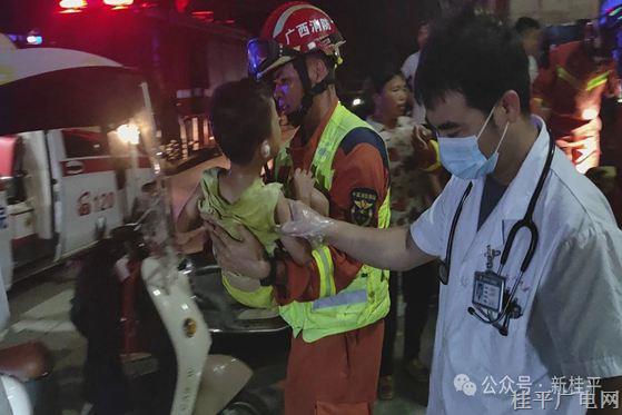 驚險！4歲孩童頭卡墻縫,，桂平消防緊急救援