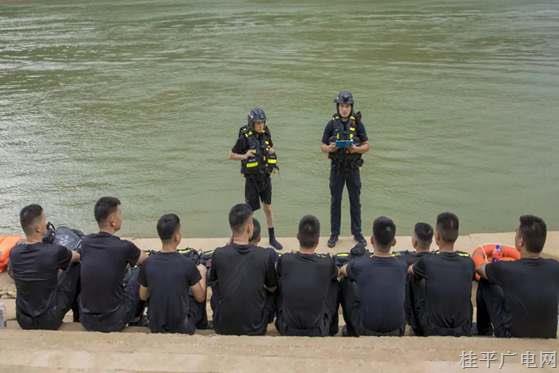 桂平特巡警夏季錘煉“水上功夫” 礪精兵