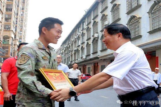 桂平市為榮立三等功現(xiàn)役軍人家庭送喜報